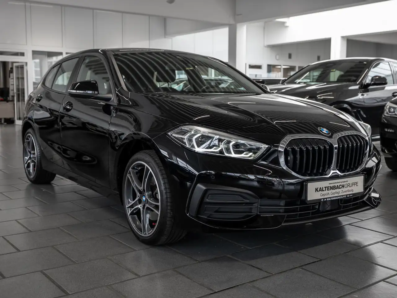 BMW 118 i Advantage LED W-LAN NAVI SITZHEIZUNG PDC — Galería del vehículo 4
