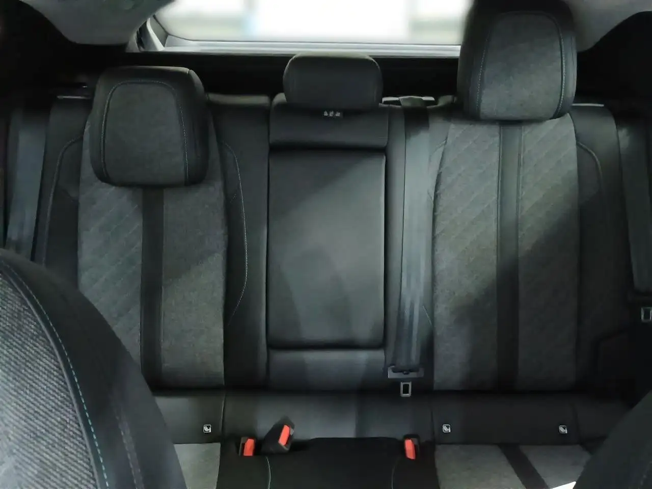 Peugeot 408 Allure Pack PureTech 130PS AT8 *SHZ*KAMERA* — معرض صور السيارة 13