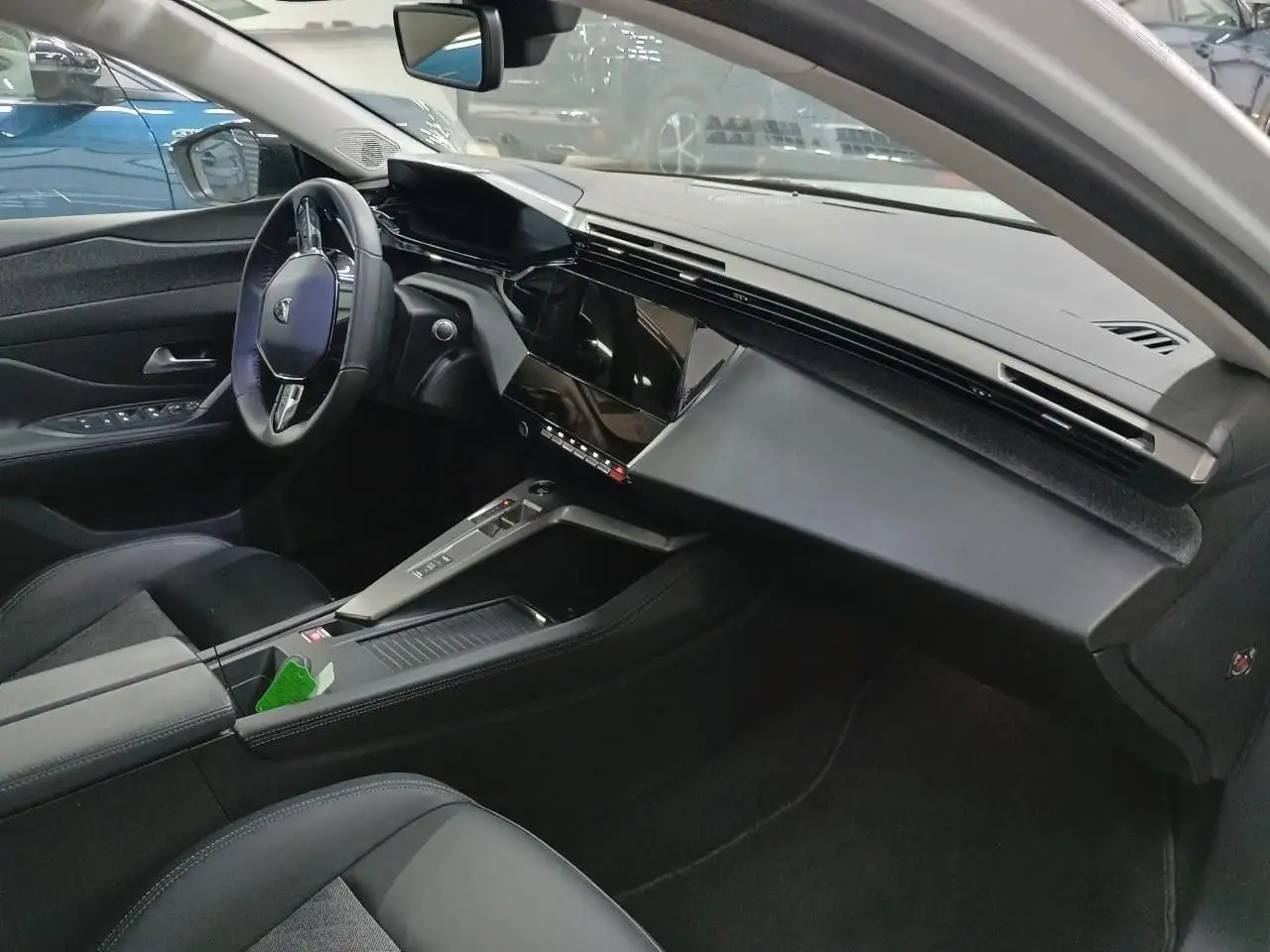Peugeot 408 Allure Pack PureTech 130PS AT8 *SHZ*KAMERA* — معرض صور السيارة 4