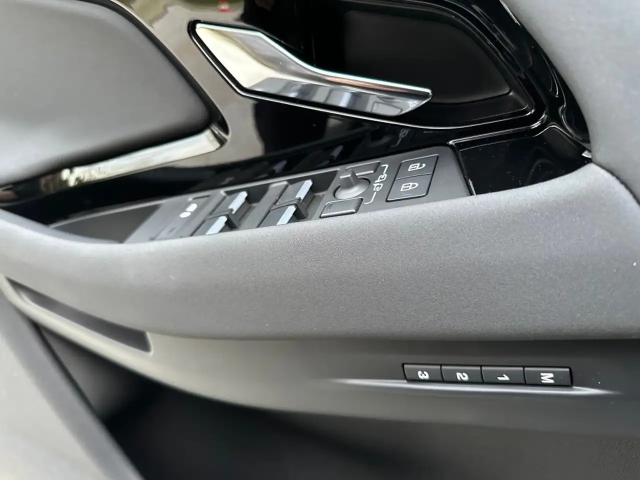Land Rover Range Rover Evoque 1.5 I3 PHEV S AWD Auto — Vehicle gallery 26