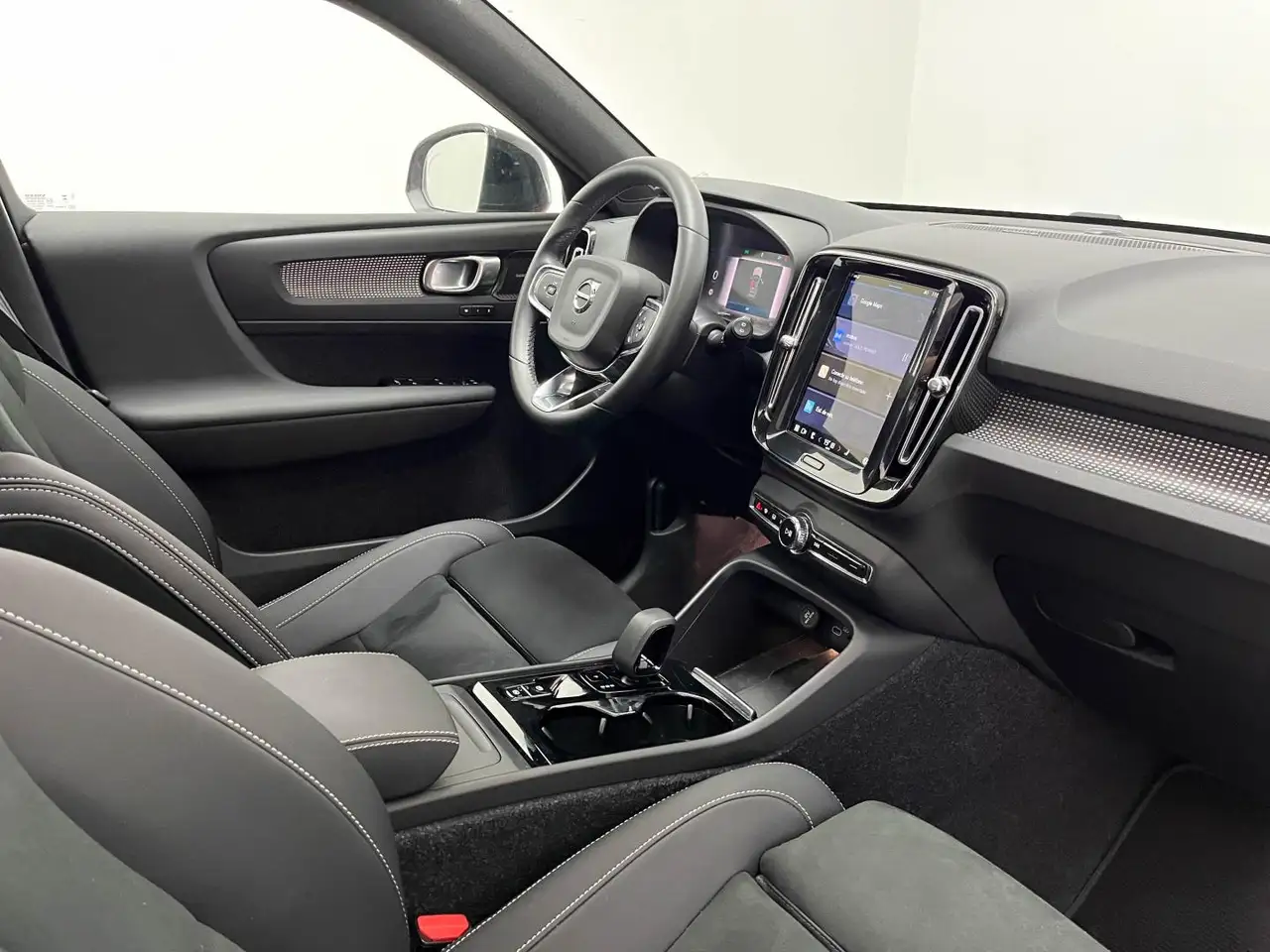 Volvo XC40 2.0 B4 G Plus Dark Auto — Vehicle gallery 14