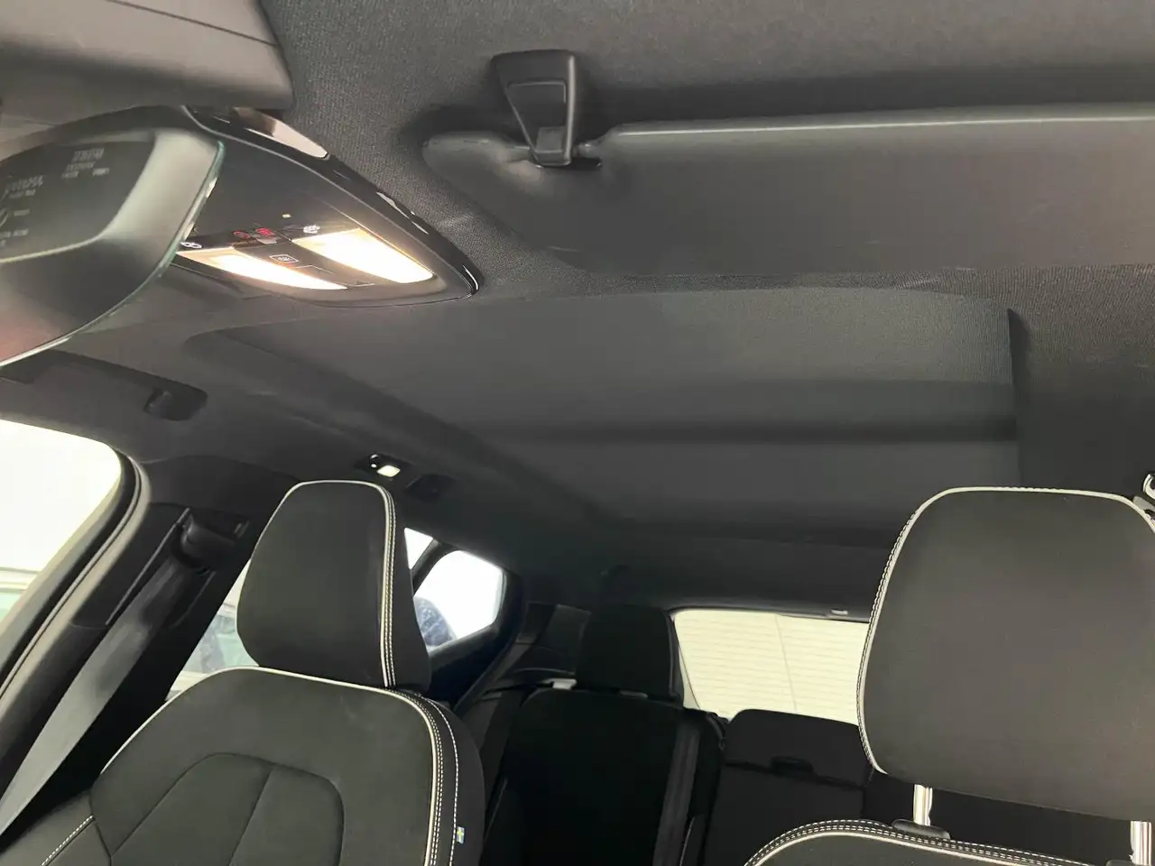 Volvo XC40 2.0 B4 G Plus Dark Auto — Vehicle gallery 19