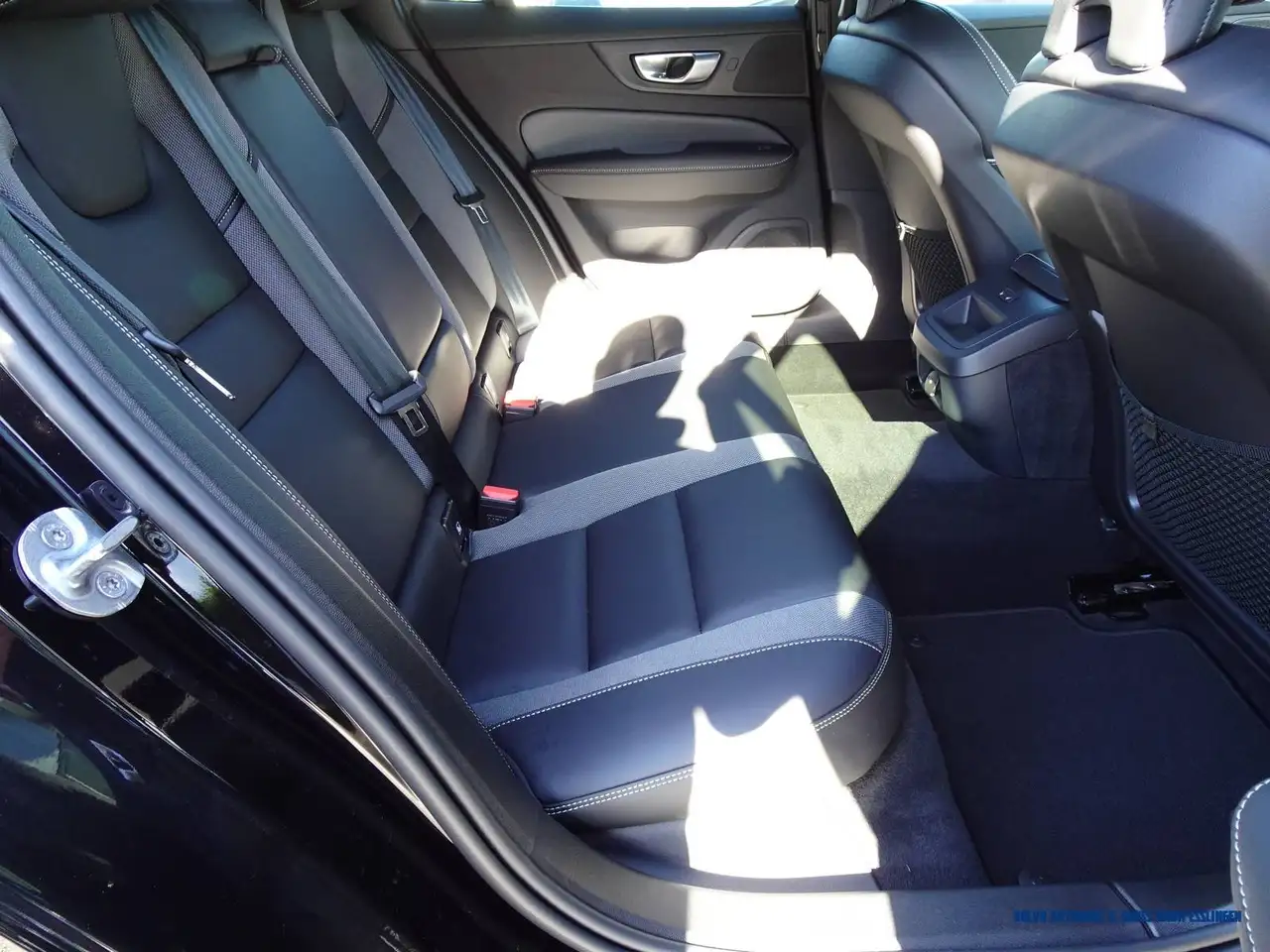 Volvo V60 B4 Geartronic Plus Dark — Vehicle gallery 13