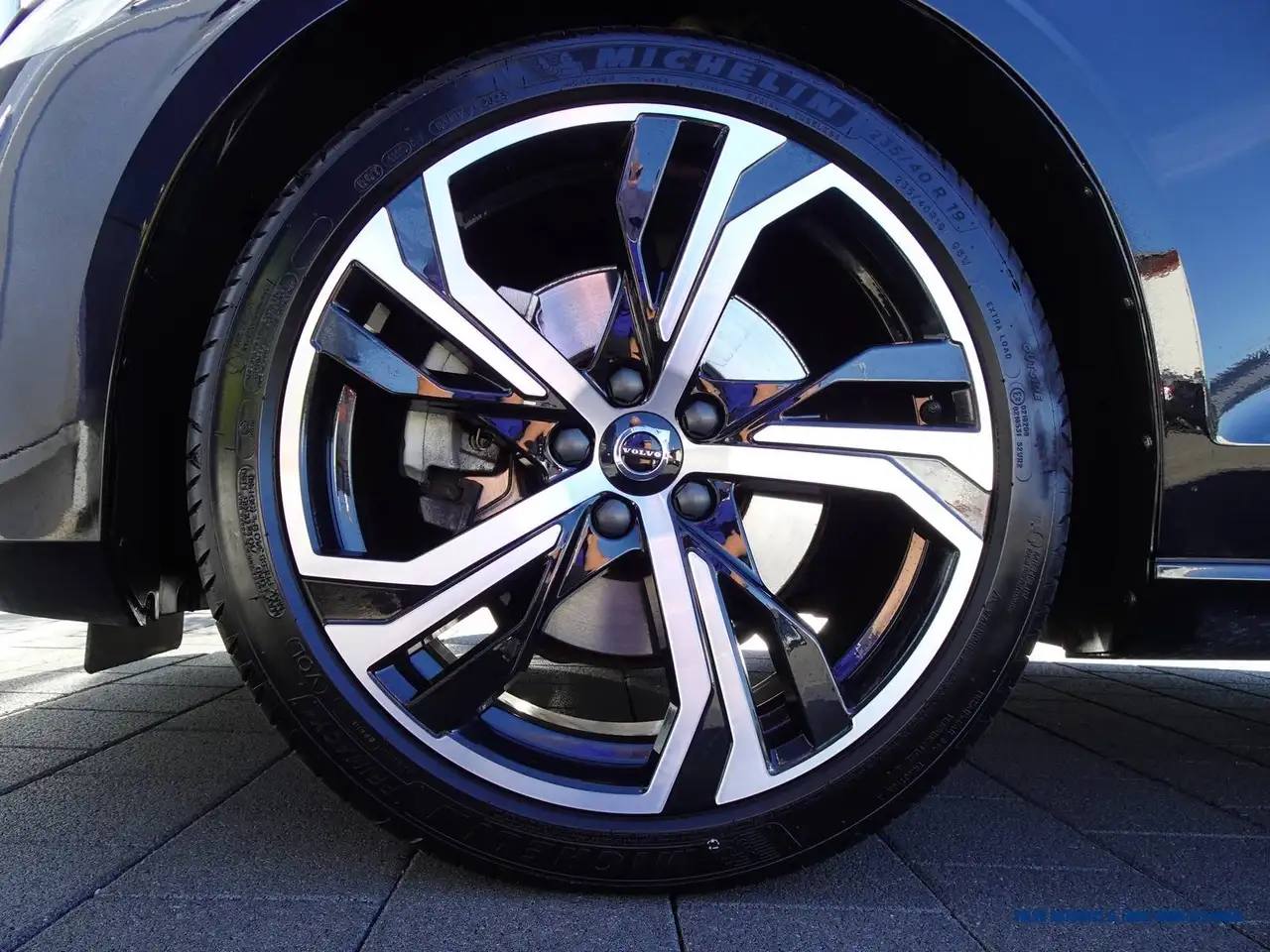 Volvo V60 B4 Geartronic Plus Dark — Vehicle gallery 27