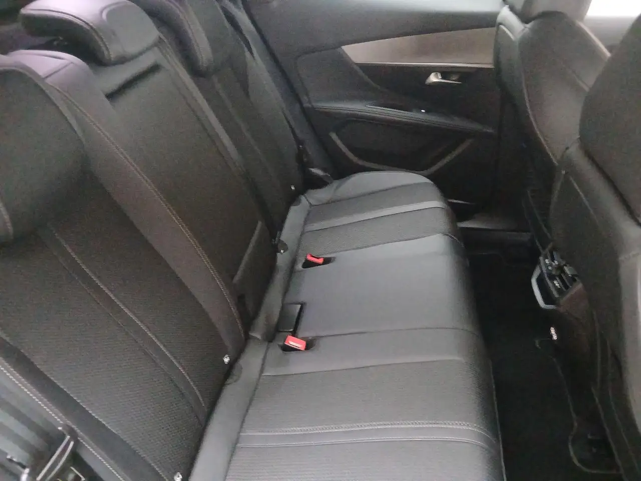 Peugeot 3008 GT PureTech 130 EAT8 - 1P — Galería del vehículo 19