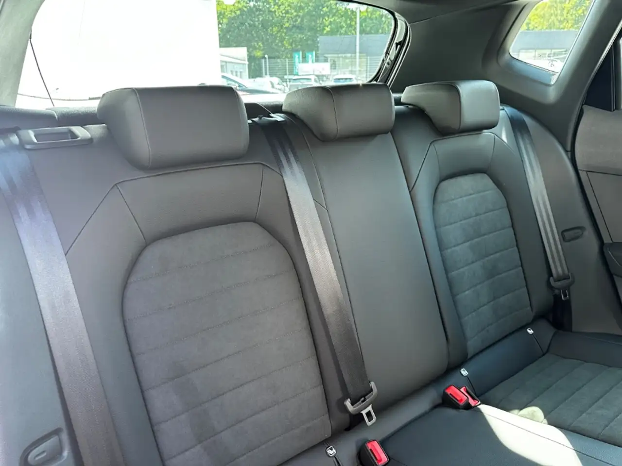 SEAT Arona 1.5 TSI DSG FR Pro ACC FullLink Navi LED 17Alu GJR — Galerie du véhicule 8