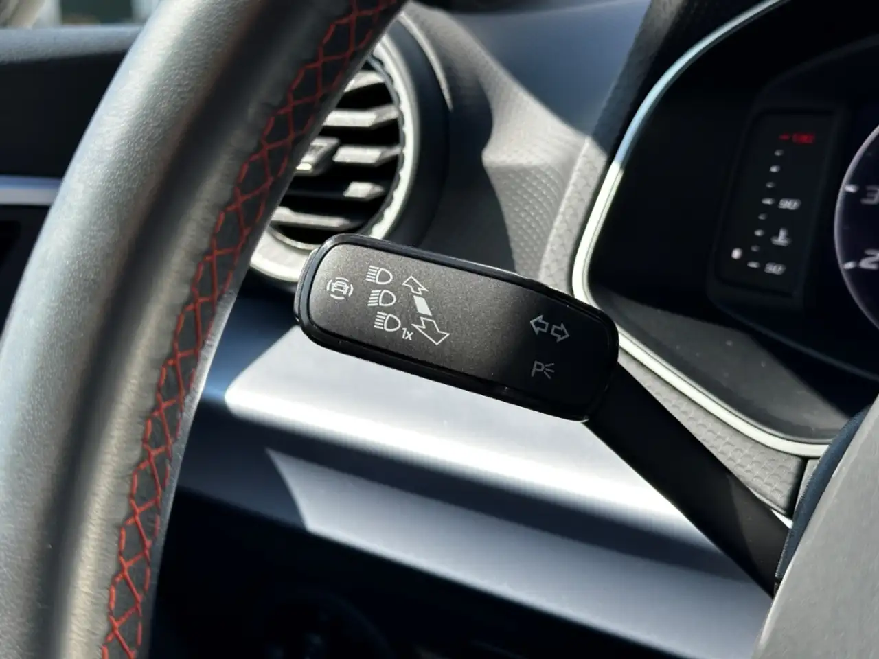SEAT Arona 1.5 TSI DSG FR Pro ACC FullLink Navi LED 17Alu GJR — Galerie du véhicule 17