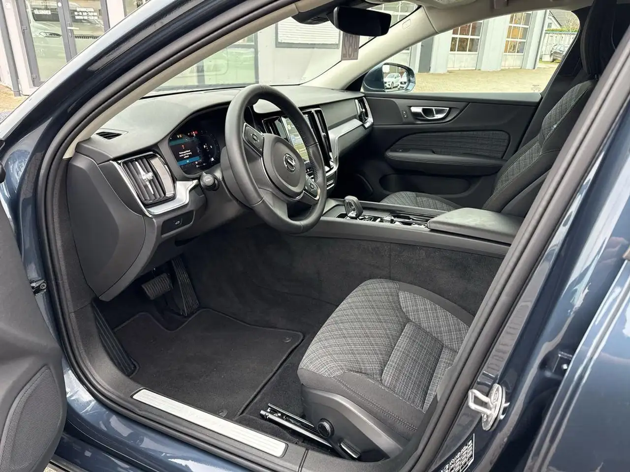Volvo V60 B4 FWD Core 17" 360° 4xSHZ ACC FHZ LED LHZ — Galerie du véhicule 11