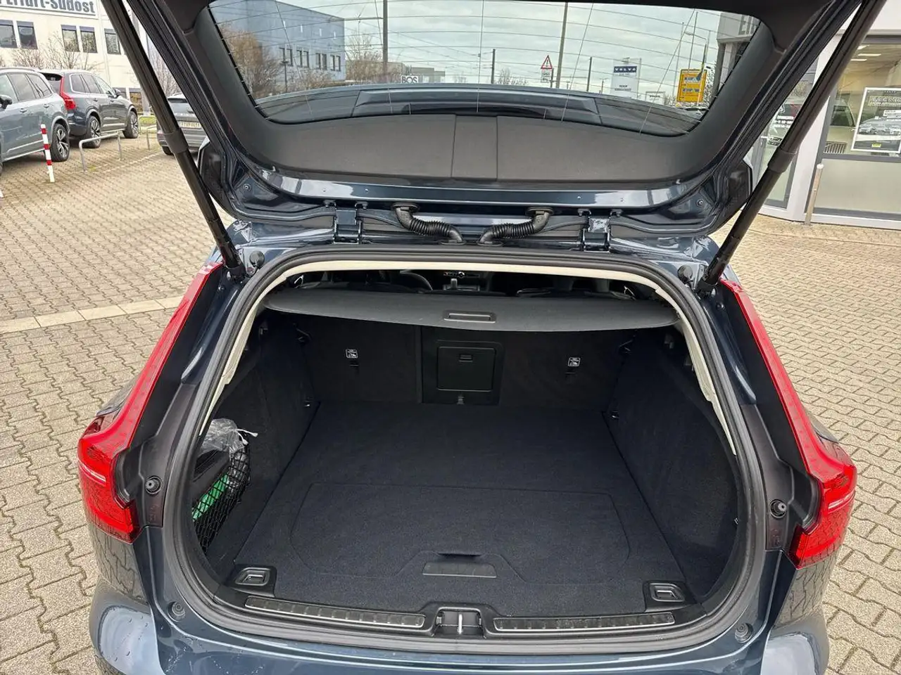 Volvo V60 B4 FWD Core 17" 360° 4xSHZ ACC FHZ LED LHZ — Galerie du véhicule 17
