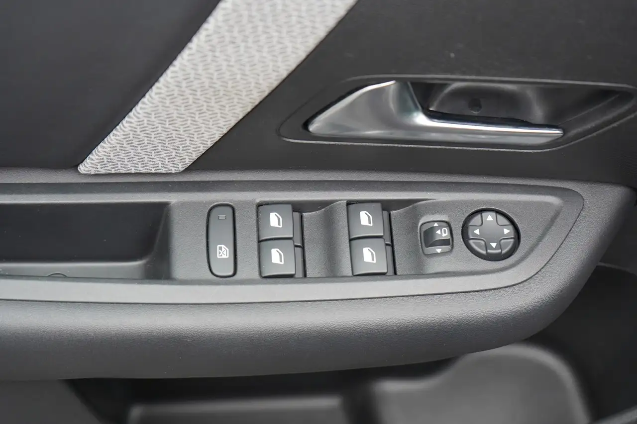 Citroen C4 1.2 12V e-THP Plus LED Navi ACC Totwinkel — معرض صور السيارة 25