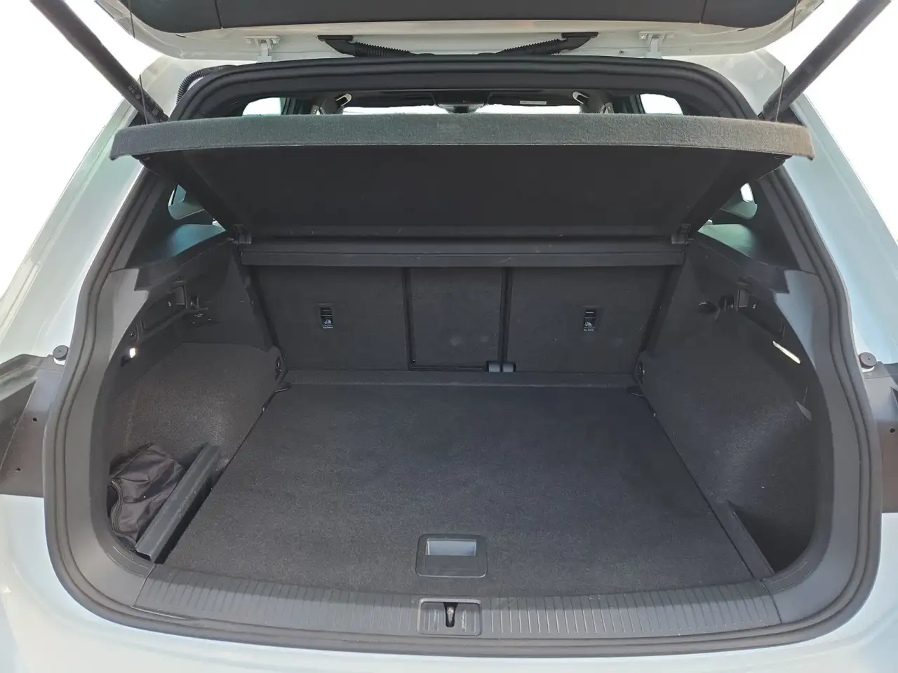Volkswagen Tiguan R-Line 1.5 l TSI DSG, LEDER/MATRIX/360°VI — Galería del vehículo 14