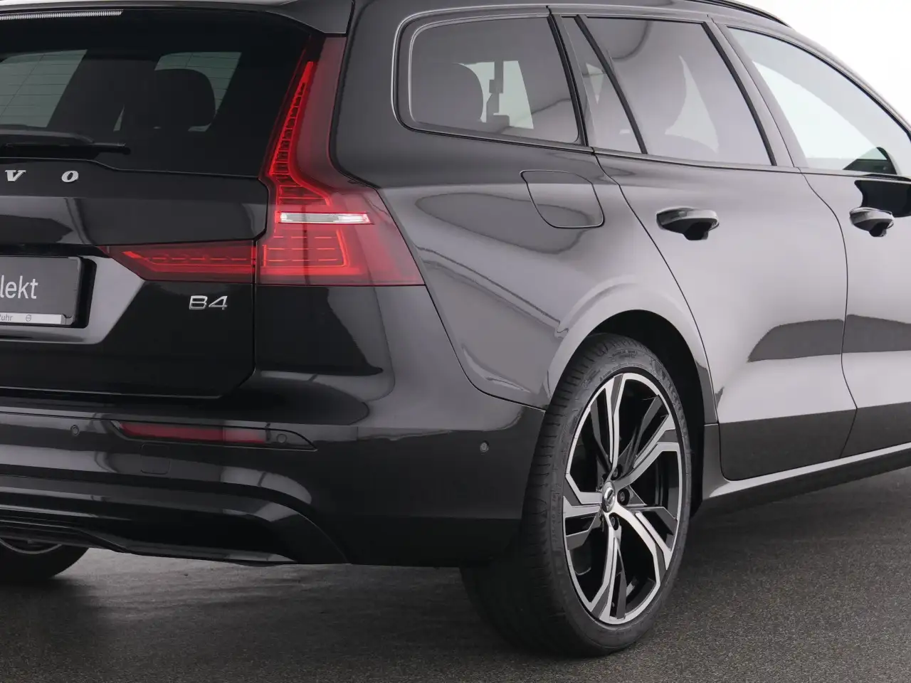 Volvo V60 B4 Plus Dark+FAP+LM19+MET+WINTERPAK+MEMORY+ — Vehicle gallery 10
