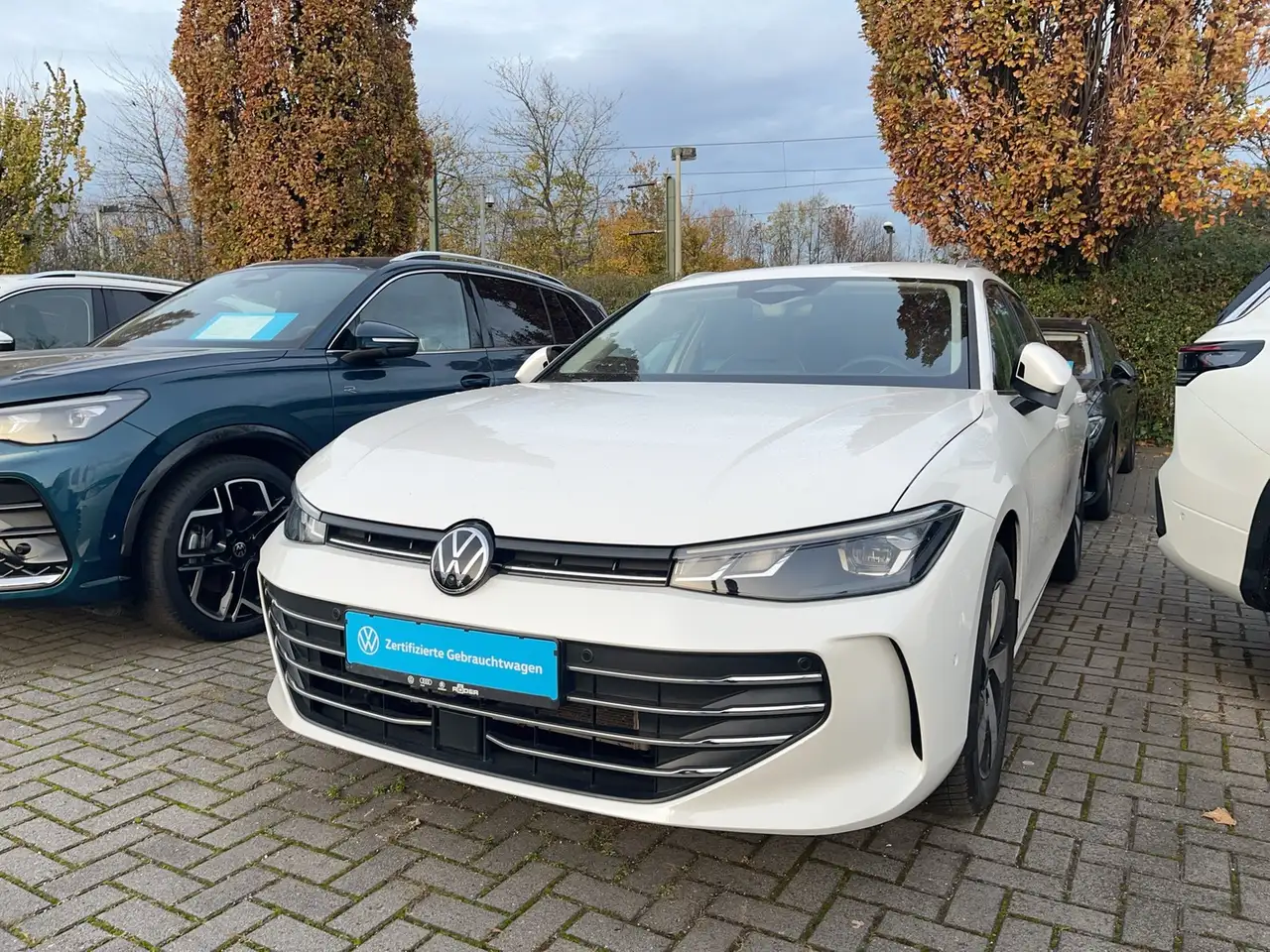 Volkswagen Passat Variant 1.5 eTSI Business IQ 360 AHK LM17 — Duisburg