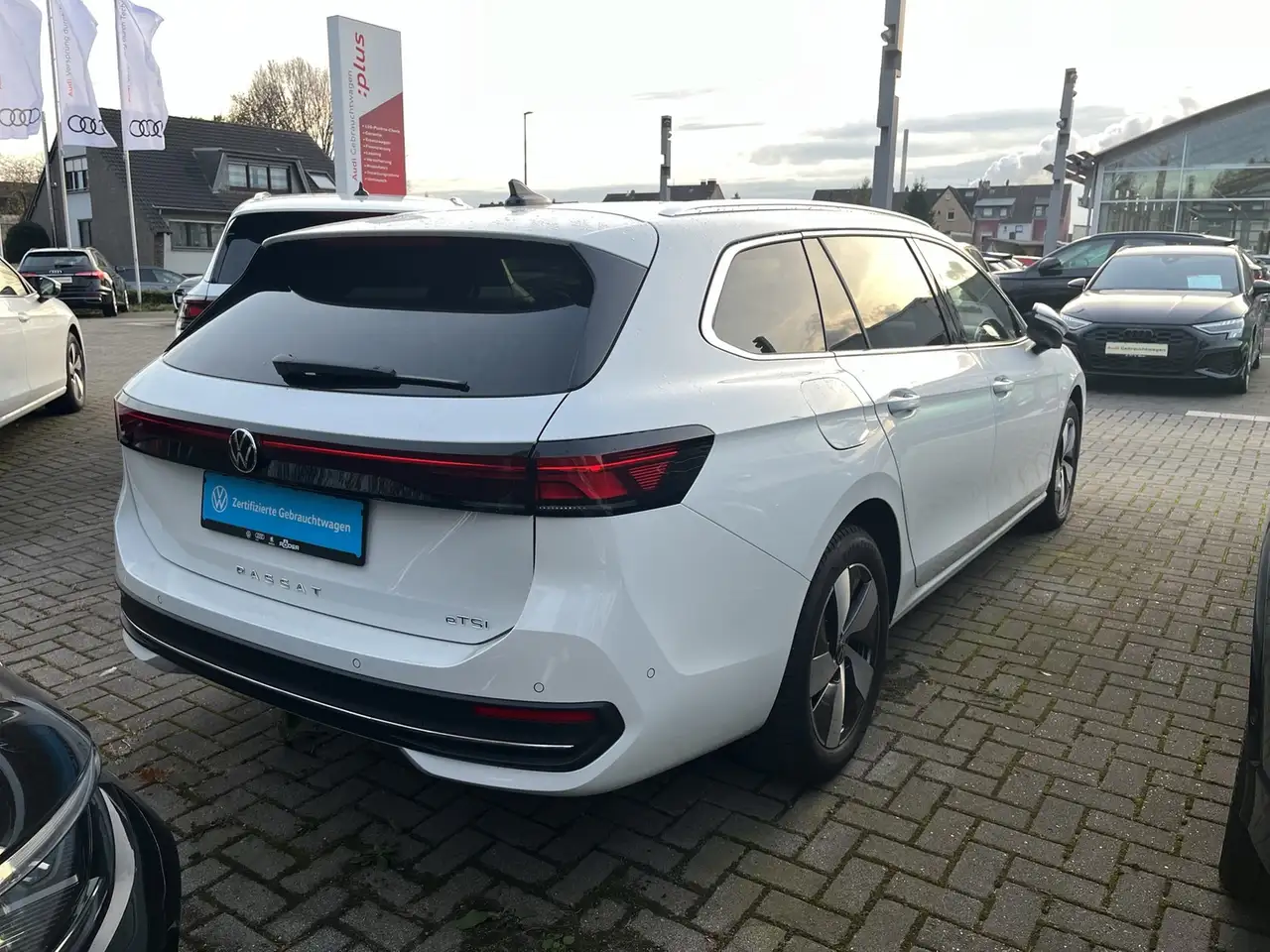 Volkswagen Passat Variant 1.5 eTSI Business IQ 360 AHK LM17 — Galería del vehículo 3