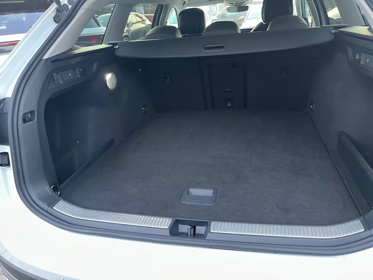 Volkswagen Passat Variant 1.5 eTSI Business IQ 360 AHK LM17 — Galería del vehículo 11