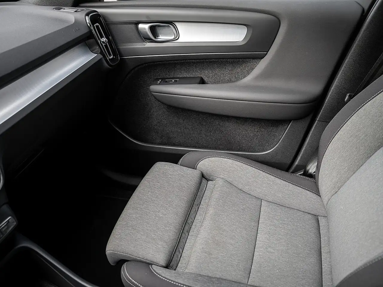 Volvo XC40 B3 Core LED SCHEINWERFER NAVI KAMERA PDC — معرض صور السيارة 20