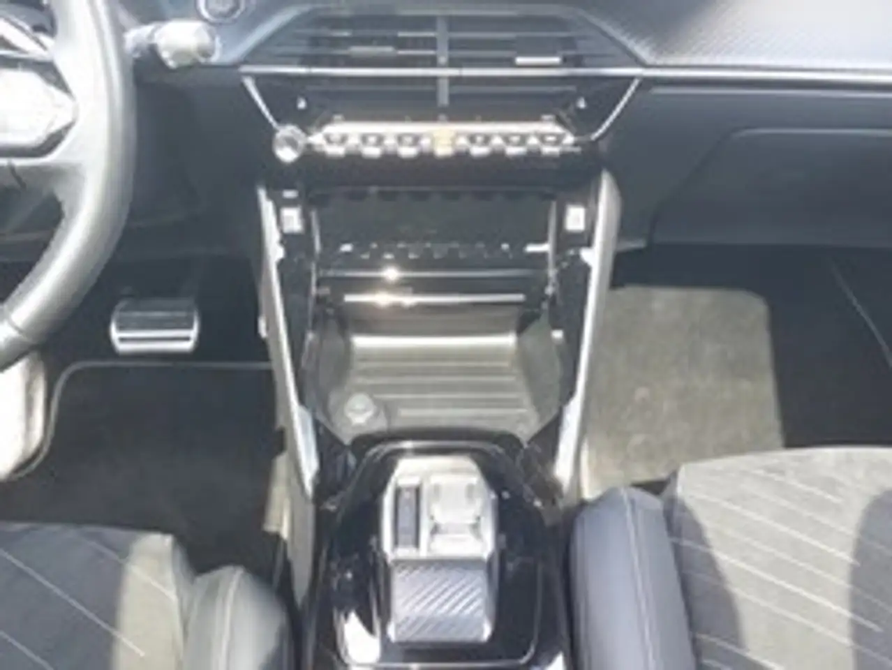 Peugeot 2008 GT PureTech 130 EAT8 Panoramadach Rückfahrkamer... — Galería del vehículo 11