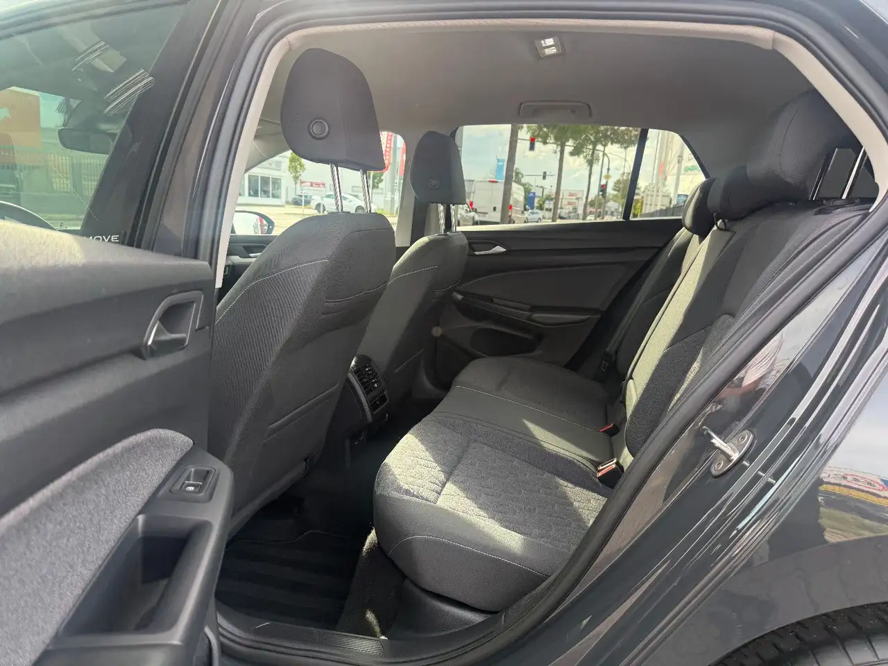 Volkswagen Golf VIII Lim. Move 1.0 TSI FINANZIERUNG — Vehicle gallery 12