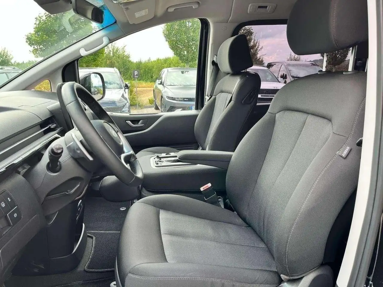 Hyundai STARIA Trend Hybrid 2WD — Vehicle gallery 4