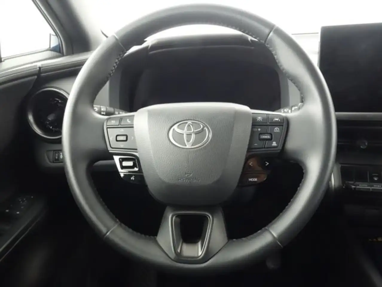 Toyota C-HR 140H Advance — Vehicle gallery 9
