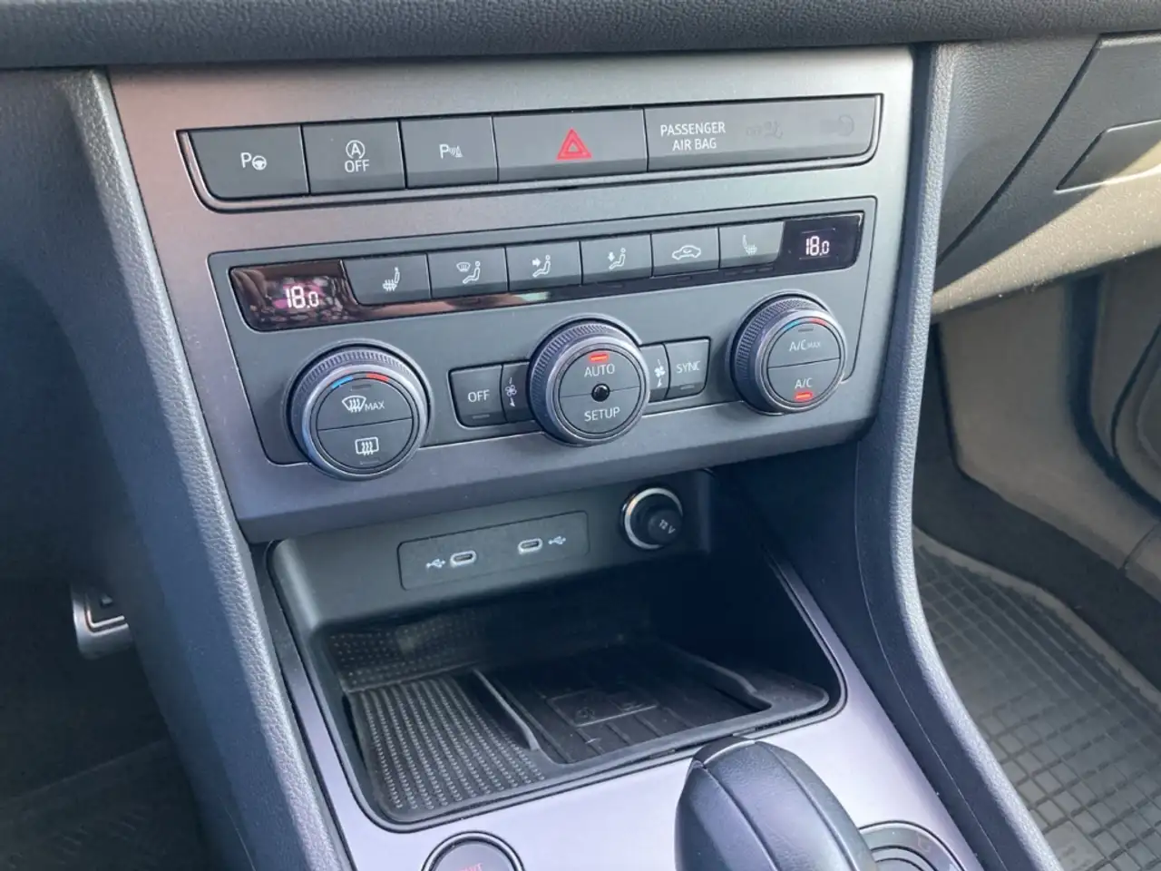 CUPRA Ateca 1.5 TSI DSG KAMERA+NAVI+TEMPOMAT+SHZ+LED — Galerie du véhicule 18