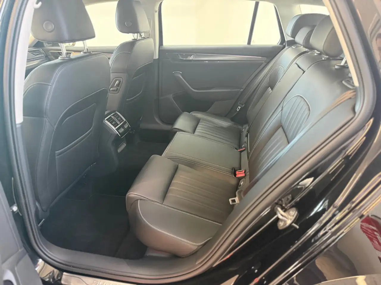 Skoda Superb Combi 1.5 TSI ACT DSG Style MATRIX-LED — Vehicle gallery 14