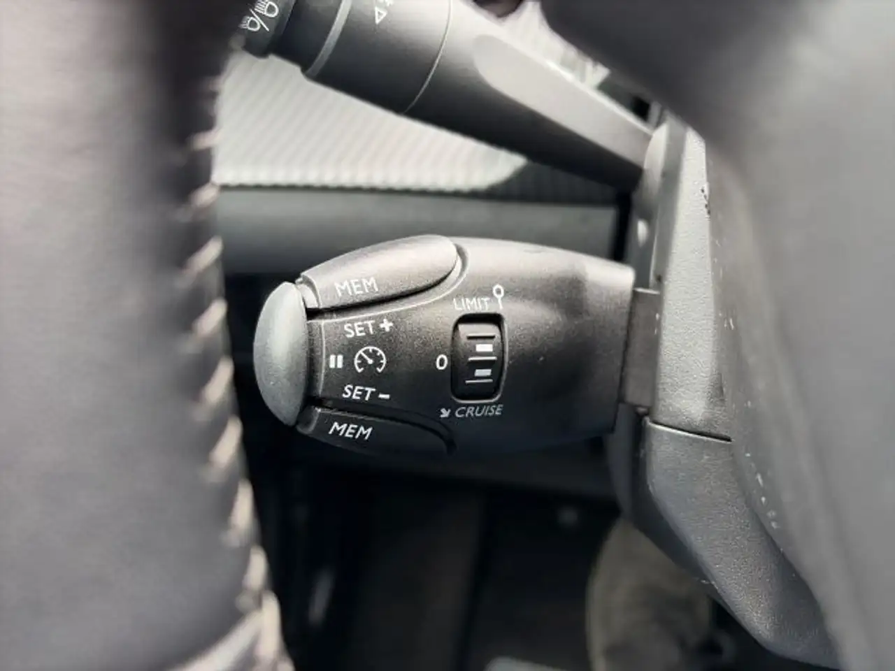 Peugeot 2008 Elektro 136 Active — معرض صور السيارة 19