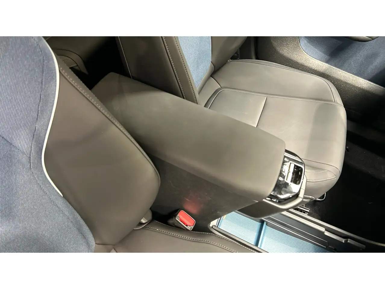 Volvo EX30 Single Plus RWD — Galería del vehículo 24