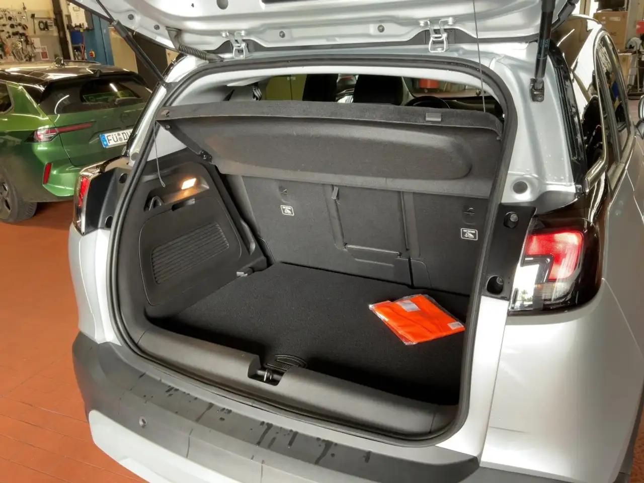 Opel Crossland 1.2 Turbo Elegance Paket LED+Navi+SHZ — معرض صور السيارة 8