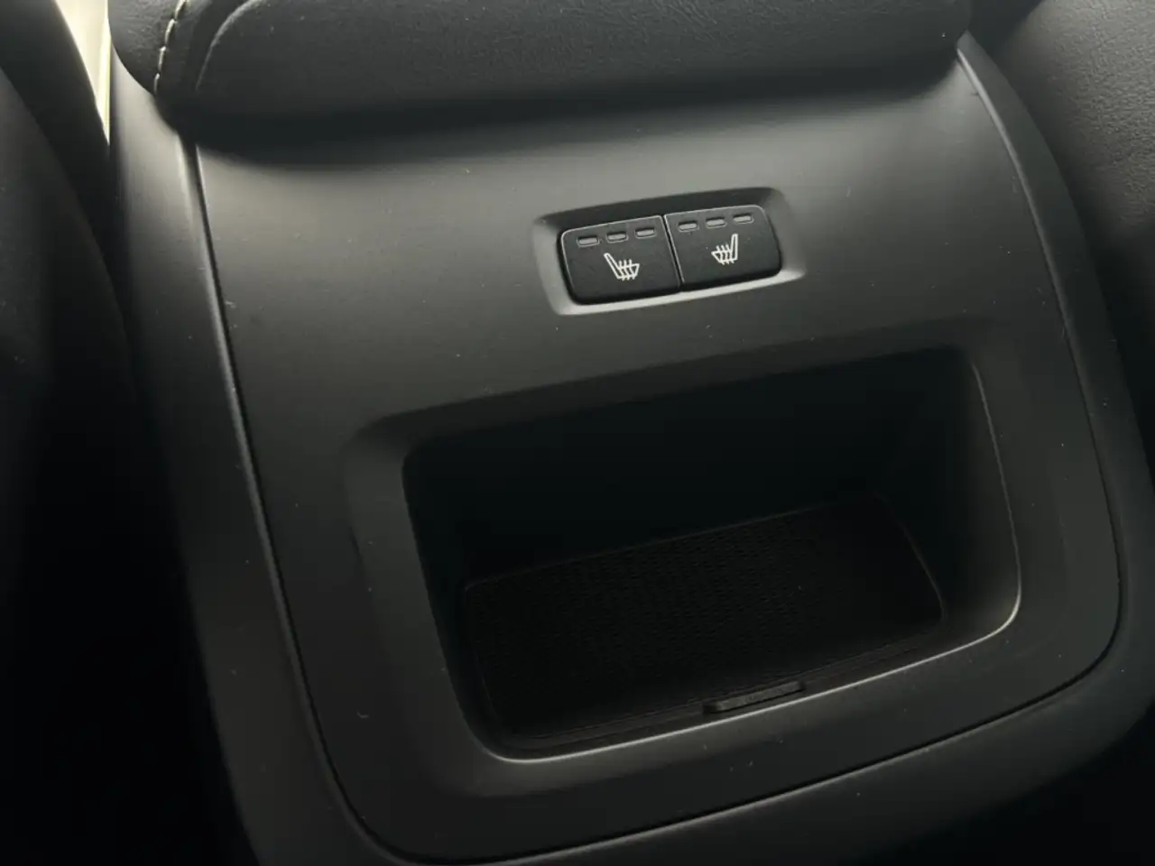 Volvo XC60 B5 AWD Plus Black Edition Keyless SitzHZ — معرض صور السيارة 20