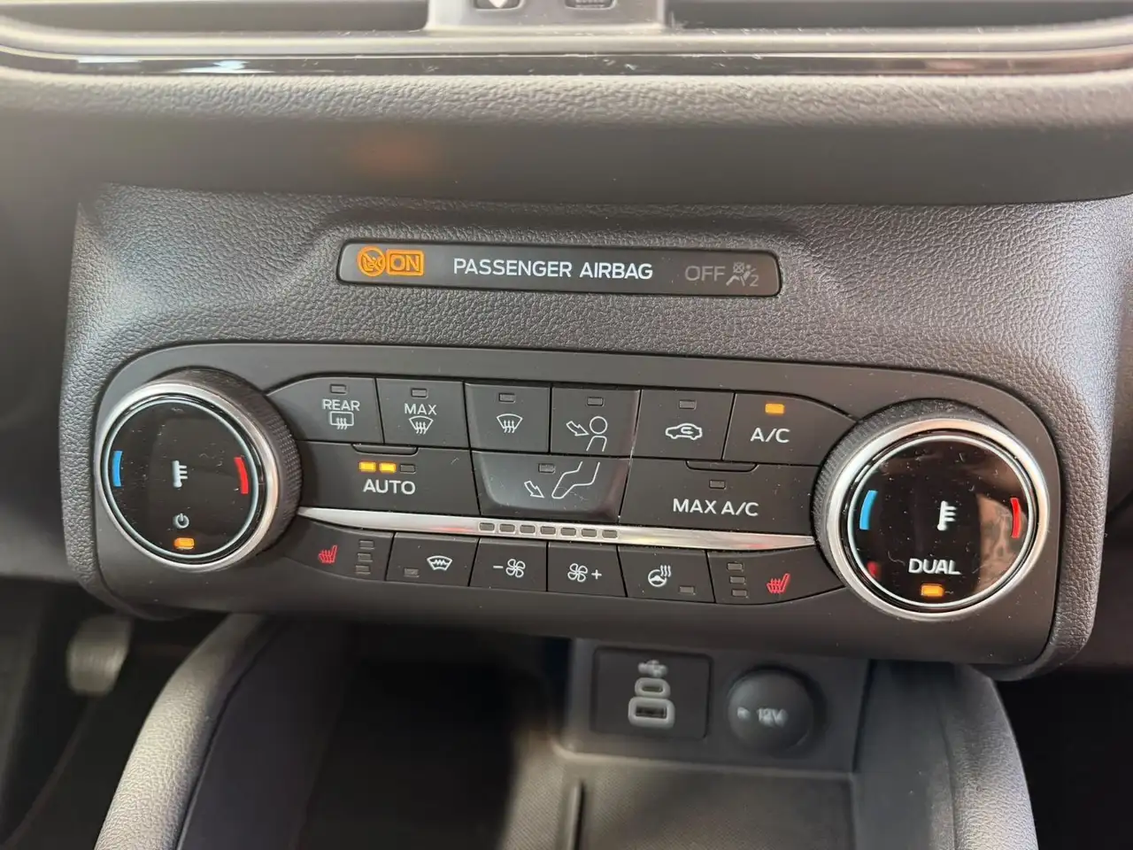 Ford Kuga ST-Line 1,5 EcoBoost 150 Anhängerkupplung — معرض صور السيارة 19