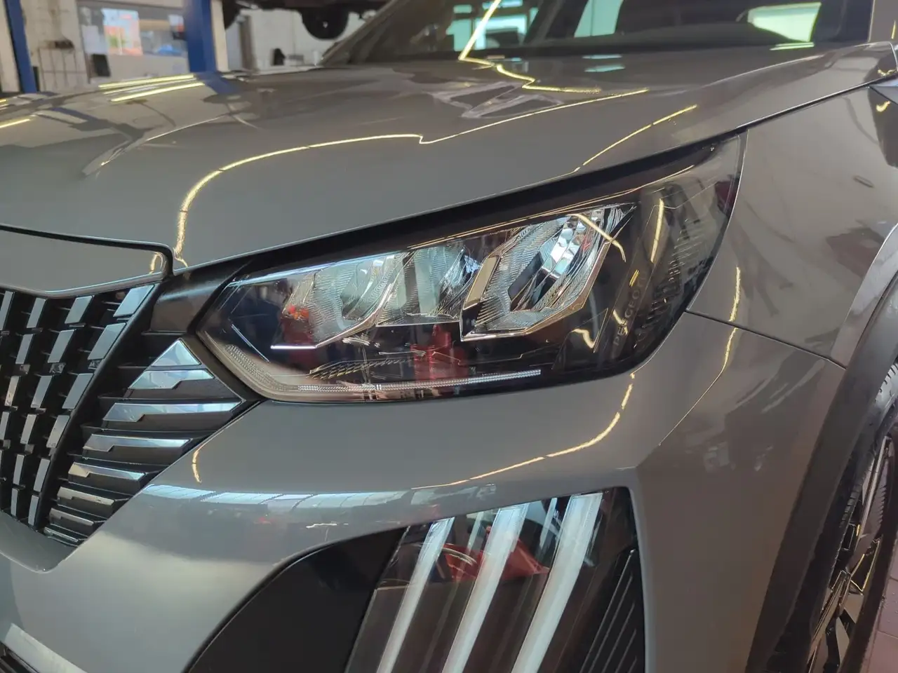 Peugeot 2008 1.2 PureTech 130 Allure AHK LED PDC KlimaA — Vehicle gallery 3