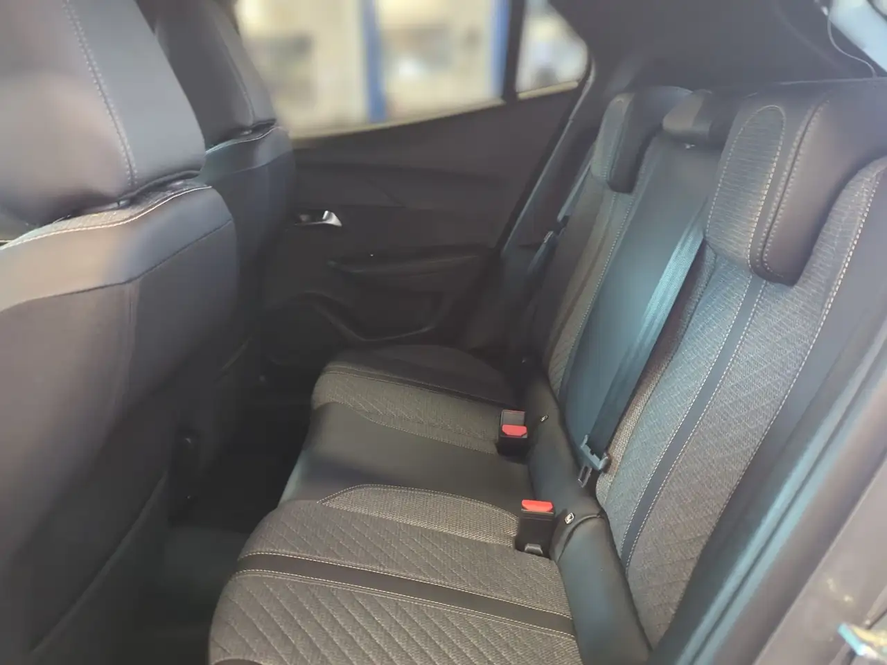 Peugeot 2008 1.2 PureTech 130 Allure AHK LED PDC KlimaA — Vehicle gallery 8