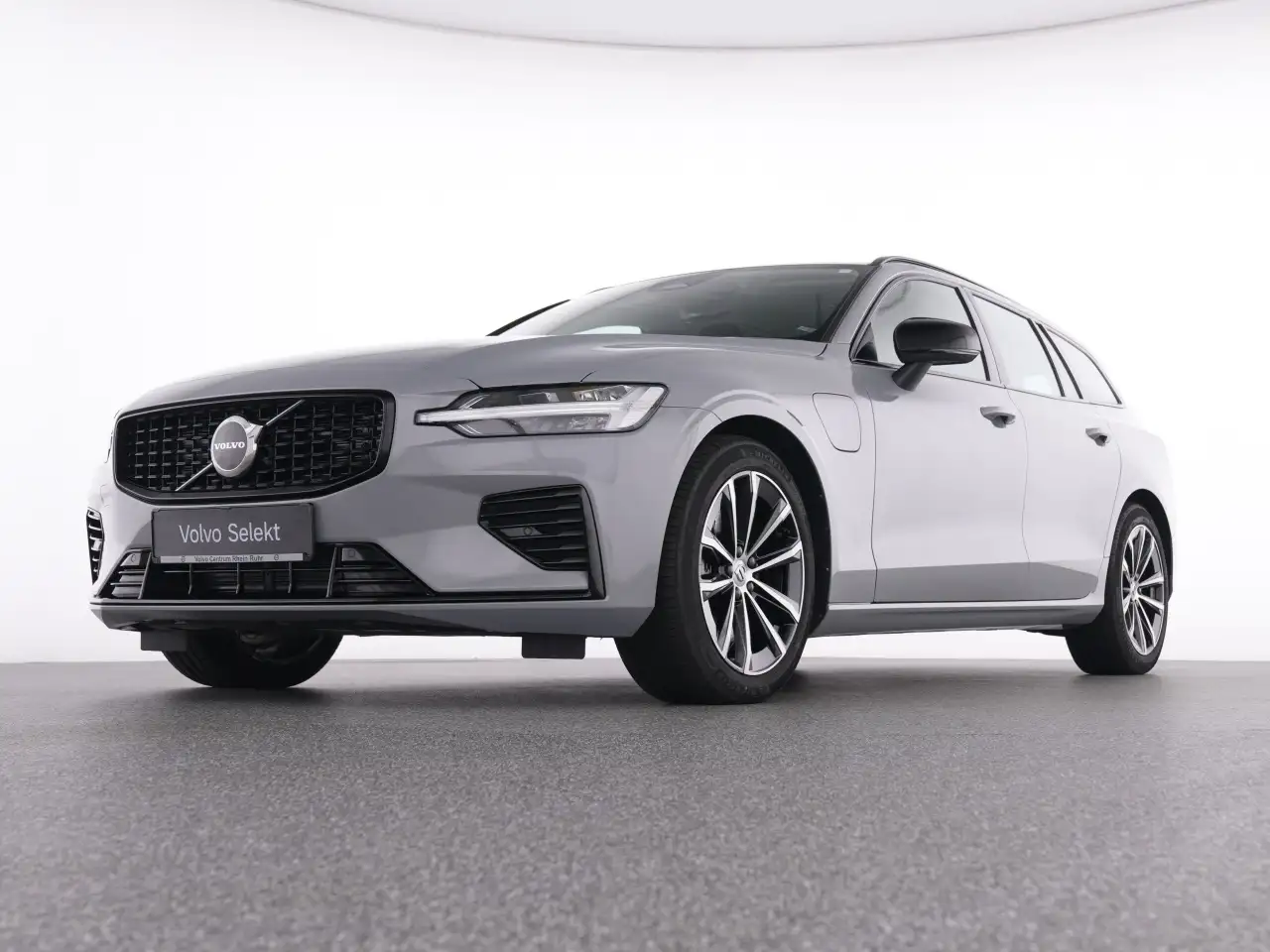 Volvo V60 T8 Recharge Plus Dark+LEDER+MEMORY+STANDHZ — معرض صور السيارة 7