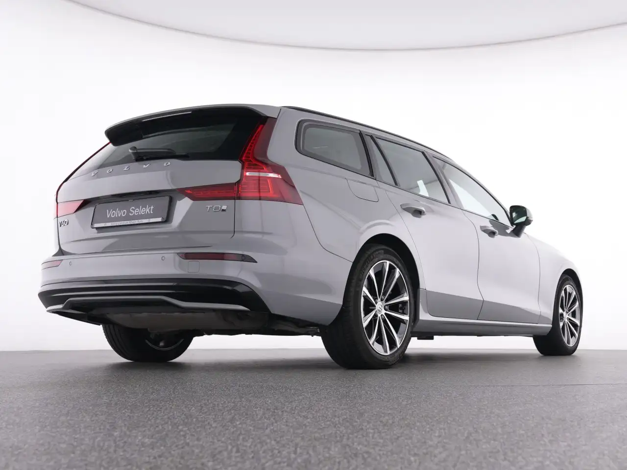 Volvo V60 T8 Recharge Plus Dark+LEDER+MEMORY+STANDHZ — معرض صور السيارة 8