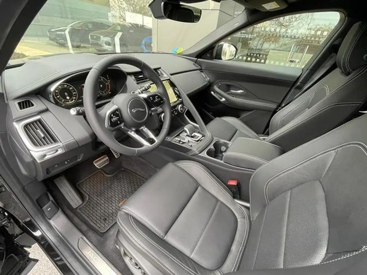Jaguar E-Pace 2.0D I4 R-Dynamic S AWD Aut. 163 — معرض صور السيارة 13