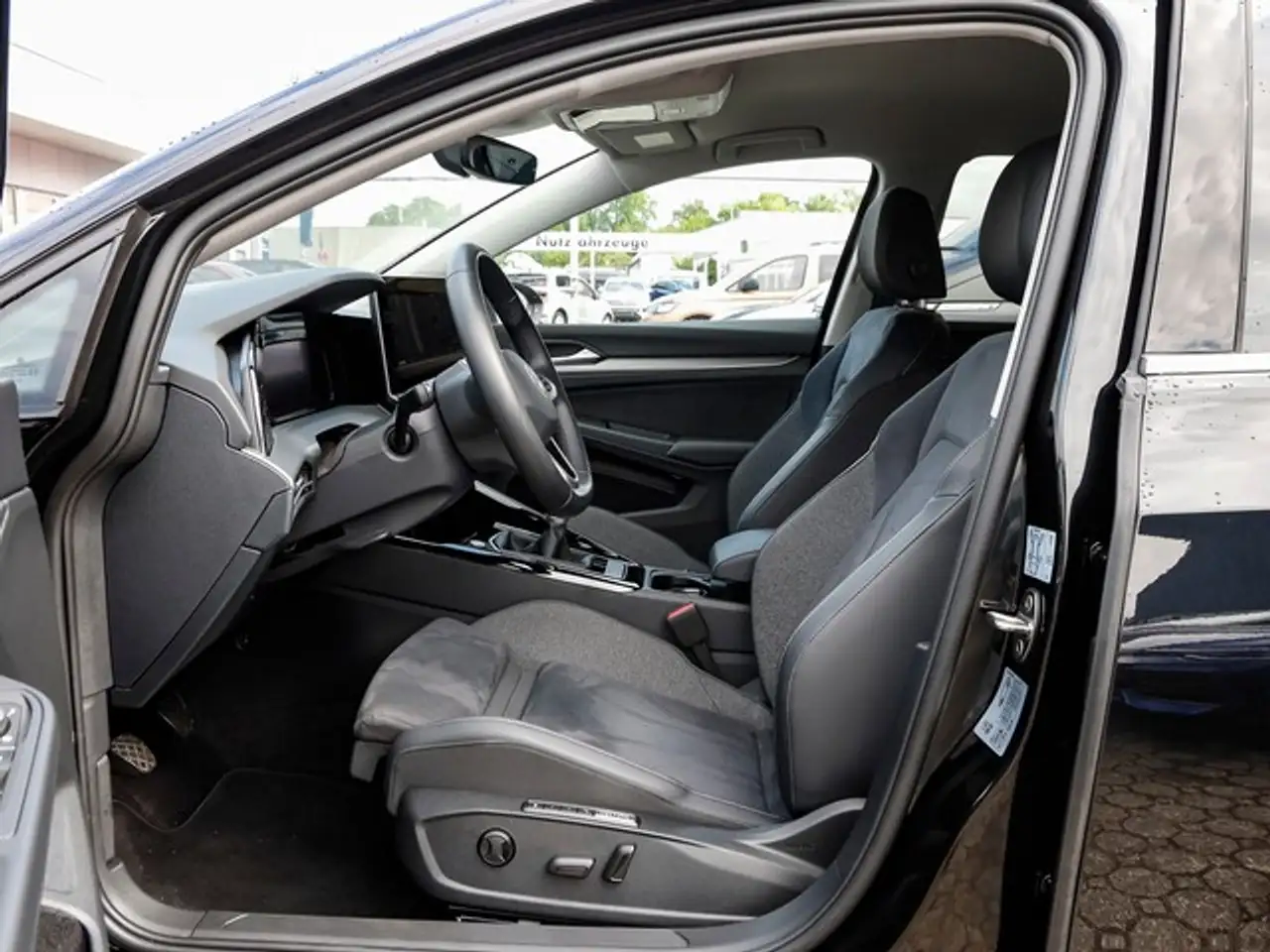 Volkswagen Golf VIII 1,5 TSI Style ACC Navi R-Kamera LED 17" — معرض صور السيارة 3