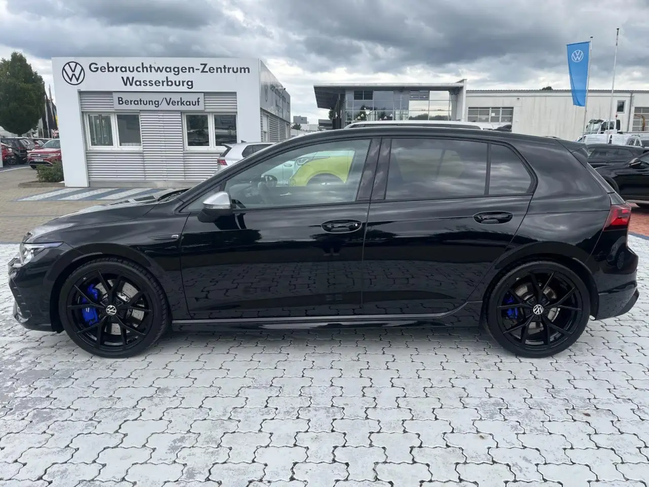 Volkswagen Golf VIII R 2,0 TSI 4Motion DSG (IQ L,RearView,DCC,Head — معرض صور السيارة 3