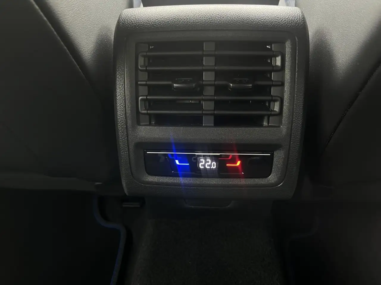Volkswagen Golf VIII R 2,0 TSI 4Motion DSG (IQ L,RearView,DCC,Head — معرض صور السيارة 9