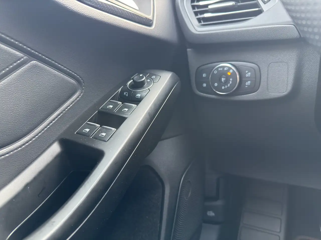 Ford Focus ST-Line X 1.0 EcoBoost MHEV *RFK*LED*NAVI* — Galería del vehículo 14