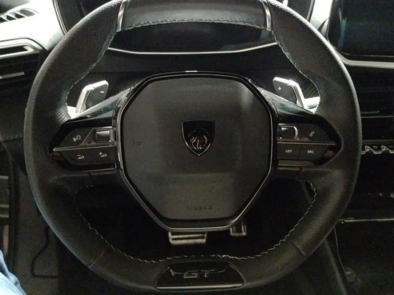 Peugeot 2008 GT Navi 360 Kamera LED ACC Klimaautom — معرض صور السيارة 13