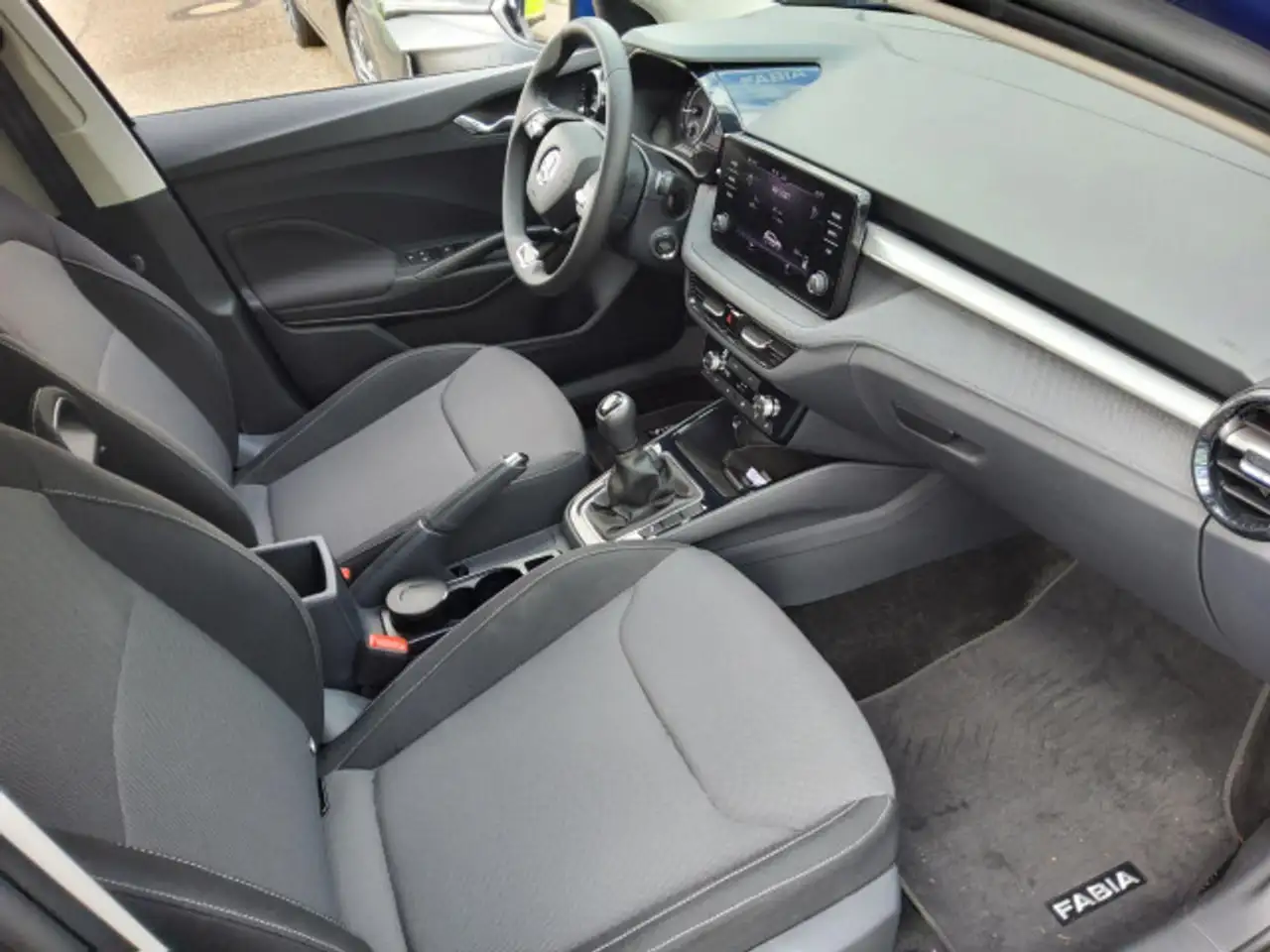 Skoda Fabia Selection 1.0 TSI LED RFK SHZ CARPLAY — Vehicle gallery 6