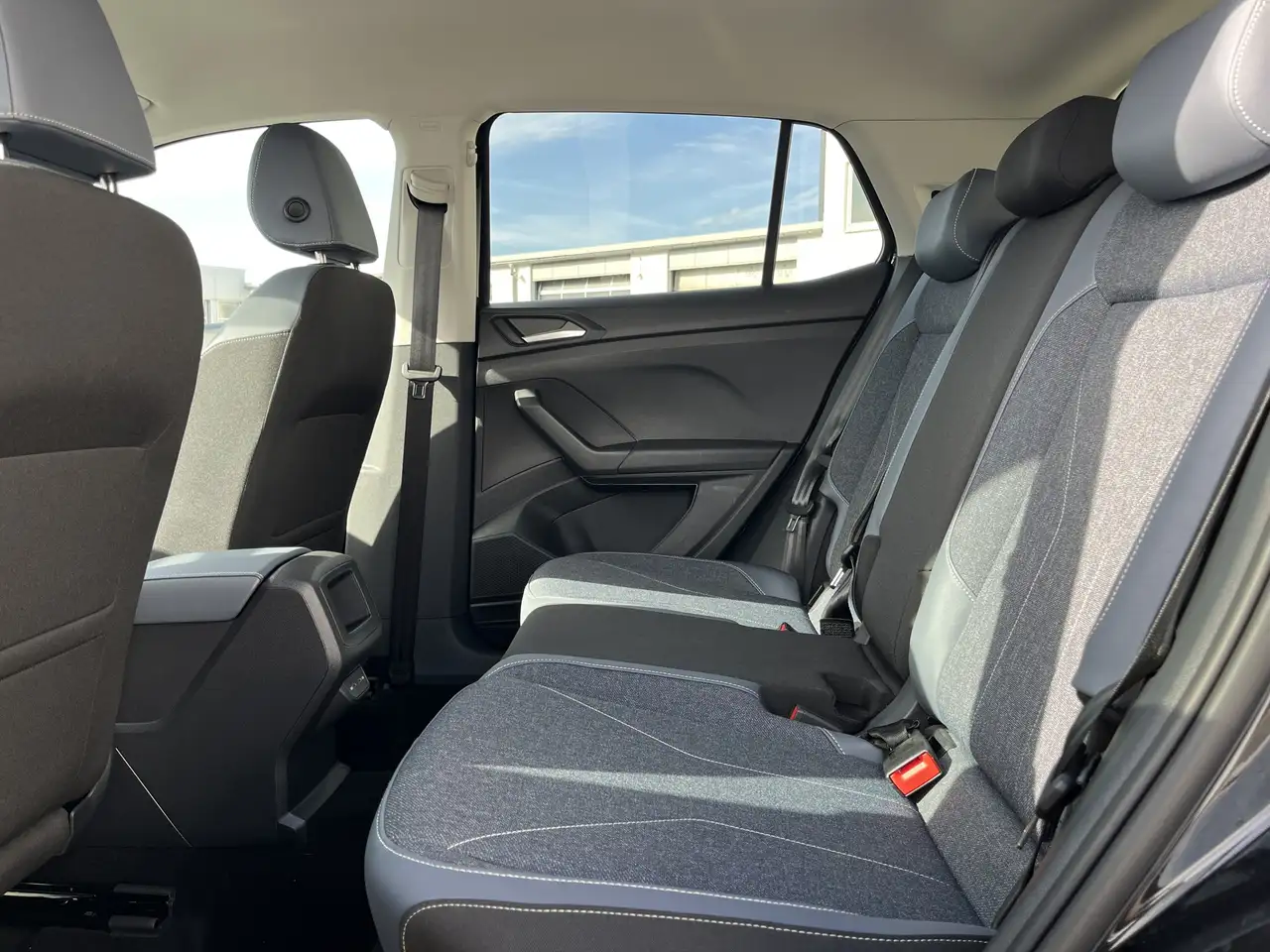 Volkswagen T-Cross 1.5 TSI DSG Style 156€ m.20% Anz. AHK Navi Trave — معرض صور السيارة 16