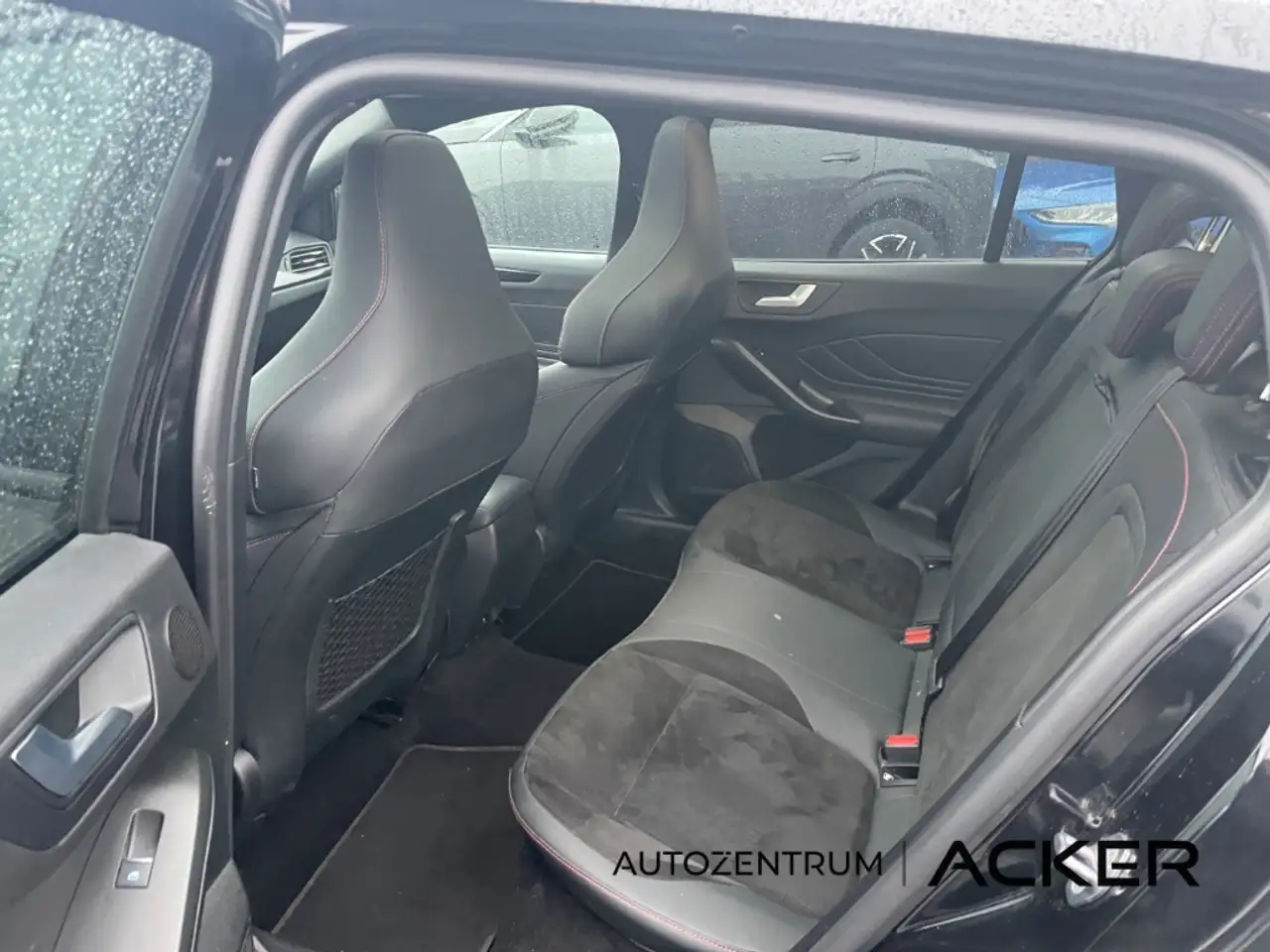 Ford Focus ST X Turnier 2.3 AT. Pano/aAHK/ACC -34%* — Galería del vehículo 17