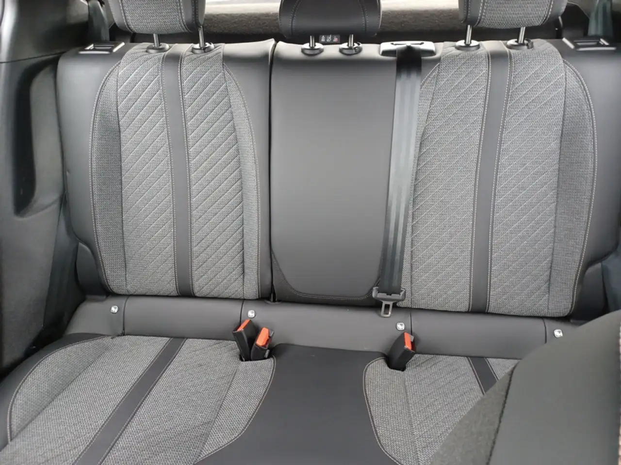 Peugeot 2008 1.2 Allure FACELIFT KLIMA PDC SHZ LED — Vehicle gallery 15