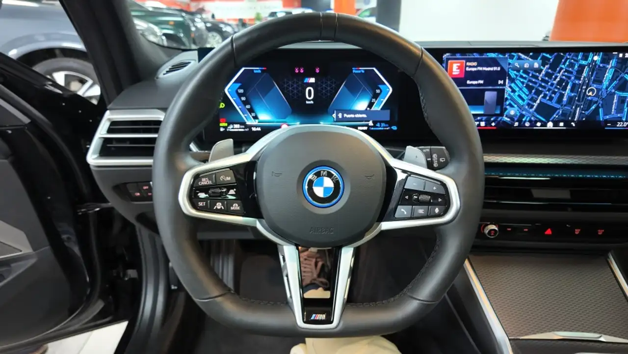 BMW 330 330e xDrive Touring M Sport — معرض صور السيارة 32