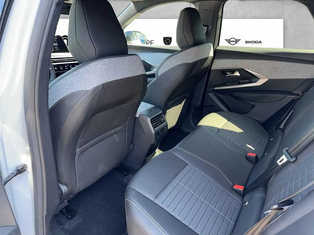 Peugeot 3008 Allure HYBRID 136 e-DSC6 — Galería del vehículo 12