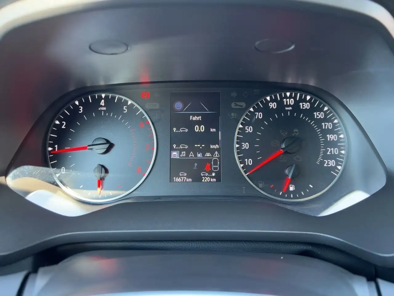 Renault Captur EVOLUTION TCe 140 NAVIGATION — معرض صور السيارة 13