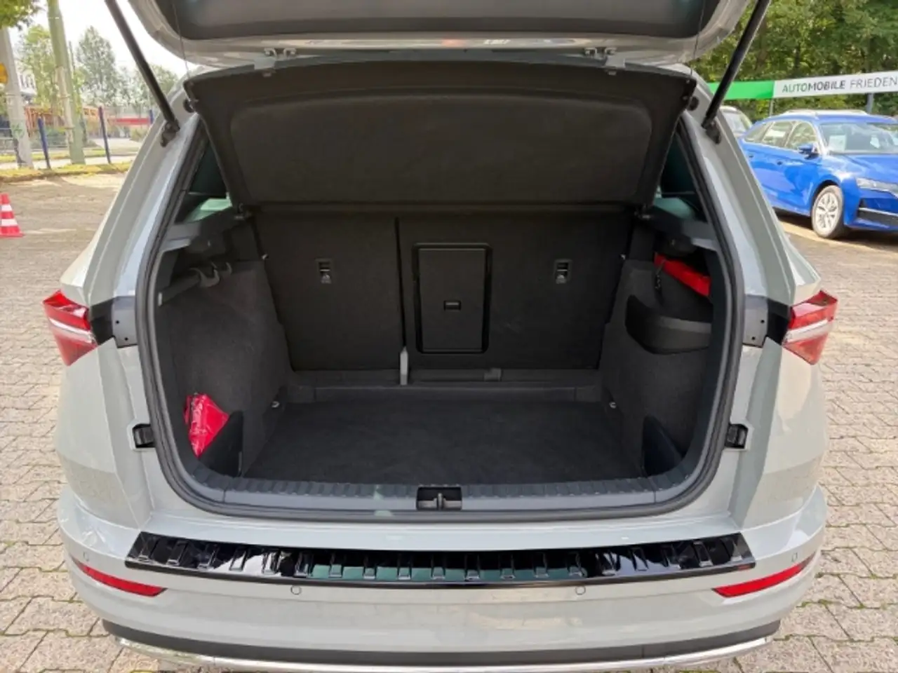 Skoda Karoq Sportline 1.5 TSI DSG AHK Kamera PDC — Galería del vehículo 20