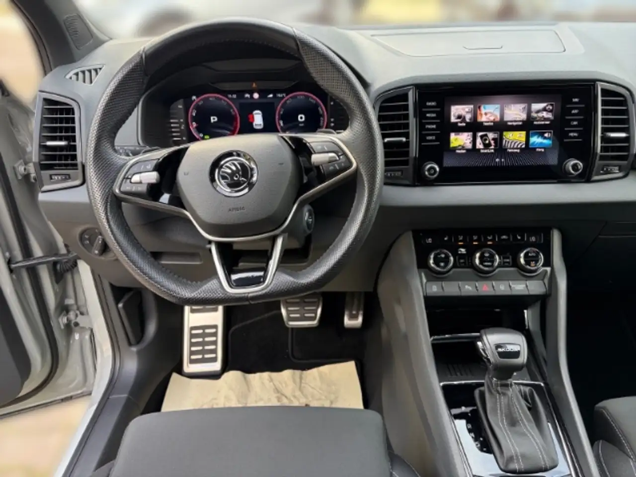Skoda Karoq Sportline 1.5 TSI DSG AHK Kamera PDC — Galería del vehículo 11